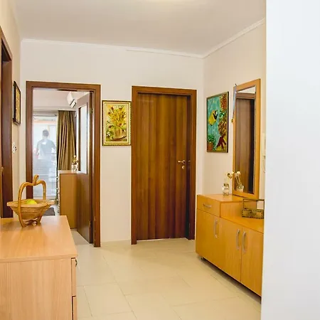 Apartment Private 2-bdr Apt. + Parking Near Lazur Stadium
